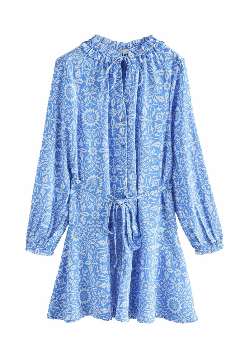 Abito floreale blu realizzato in tessuto leggero, con un collo arricciato, lunghe maniche voluminose e dettaglio in vita annodato. Il motivo include vari fiori.