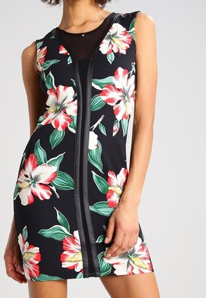Czarna sukienka bez rękawów z dużym czerwono-biało-zielonym kwiatowym wzorem, z pionowym paskiem ze skóry na środku przodu.