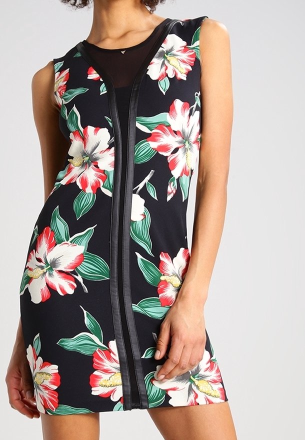 Robe noire sans manches avec un grand motif floral rouge, blanc et vert, comportant une bande verticale en cuir noir au centre avant.