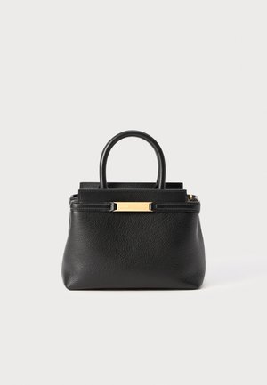 Sac à main en cuir noir avec une finition texturée, doté de deux poignées rondes et d'un détail de quincaillerie en or à l'avant.