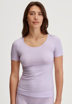 Lichtpaarse, kortärmige t-shirt gemaakt van zachte stof. Heeft een ronde halslijn en een getailleerde pasvorm, met minimale stiksels en geen zichtbare patronen.