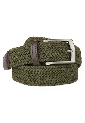 Cinturón de tela verde trenzada con hebilla de metal plateado y acentos de cuero marrón, que presenta tejidos texturizados y un diseño flexible.