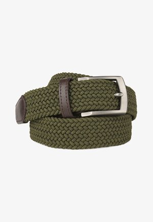 Cinturón de tela verde trenzada con hebilla de metal plateado y acentos de cuero marrón, que presenta tejidos texturizados y un diseño flexible.