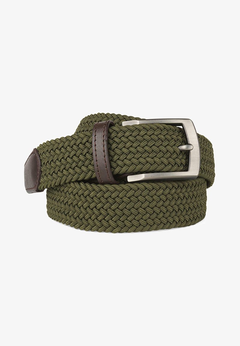 Cinturón de tela verde trenzada con hebilla de metal plateado y acentos de cuero marrón, que presenta tejidos texturizados y un diseño flexible.