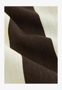 Vybráno, brown cream stripe