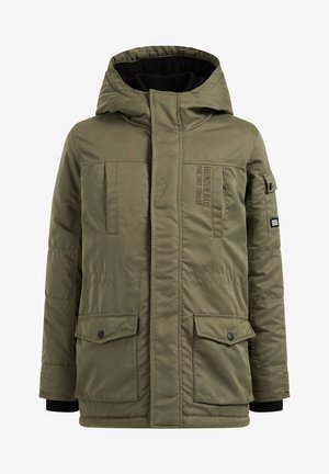 Zielona oliwkowa, ocieplana kurtka parka z kapturem, przednim zamkiem błyskawicznym, dwoma dużymi kieszeniami z przodu oraz małą kieszonką na rękawie. Posiada ściągacze na mankietach.