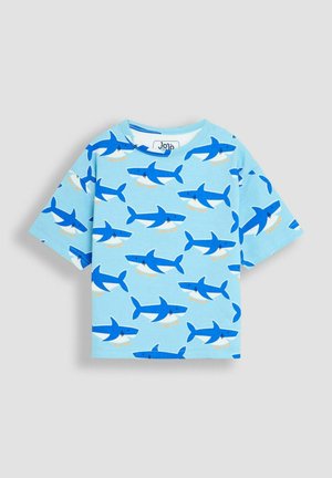 Sinine puuvillane T-särk, millel on haide muster erinevates sinistes toonides, lühikesed varrukad ja ümmargune kaelus.