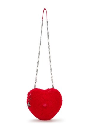 Rote, herzförmige, flauschige Handtasche mit silberner Kettenriemen und kleinem hängendem Anhänger an der Seite, isoliert auf weißem Hintergrund.