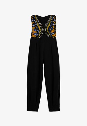 Zwarte jumpsuit met een strapless ontwerp en kleurrijke geborduurde accenten in oranje, blauw en groen, die een vlinderpatroon benadrukken.