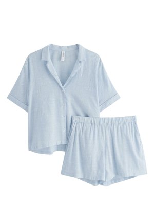 Camicia a maniche corte celeste con bottoni e colletto, abbinata a pantaloncini con vita elastica realizzati in un tessuto morbido a righe.