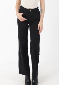 Svarta jeans med hög midja och vida ben, med framfickor, knäppning och en slät denimstruktur.