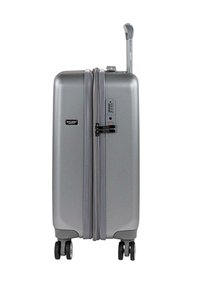 Maleta rígida gris con un patrón texturizado, doble cremallera, cierre de combinación integrado y cuatro ruedas multidireccionales.