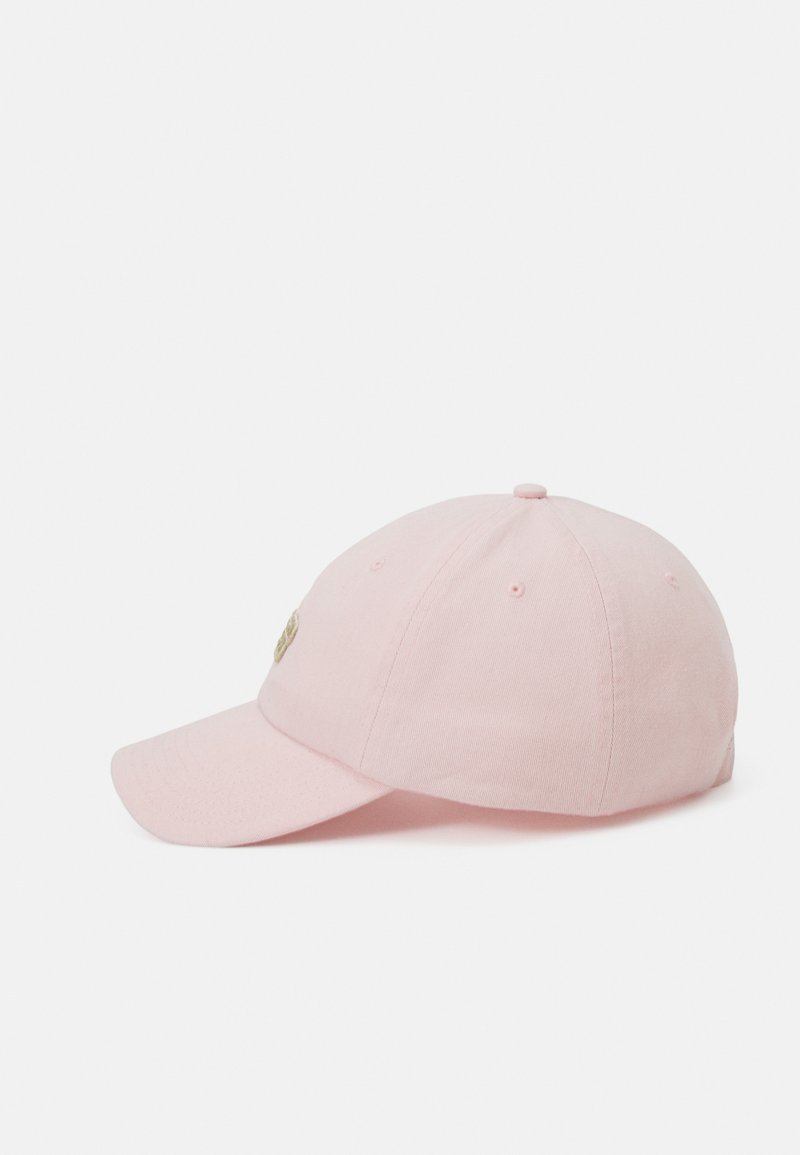 Cappellino da baseball in cotone rosa con visiera curva e patch ricamato sulla parte anteriore. Dotato di fori di ventilazione e di una cintura posteriore.