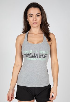 Grijze sportieve tanktop met "GORILLA WEAR" in zwart en groen. Heeft een racerback-design en is gecombineerd met zwarte shorts.