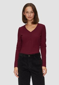 s.Oliver MIT HENLEYAUSSCHNITT - Langarmshirt - rubinrot