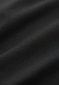 Strukturierter schwarzer Stoff mit leichtem Glanz, der eine enge Webart aufweist, die eine glatte, gleichmäßige Oberfläche mit subtilen Schatten erzeugt.