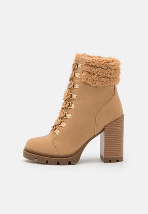 Bottines à talons hauts - beige