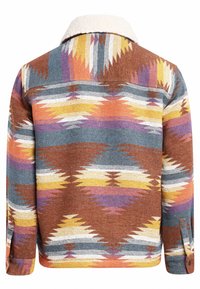 Veste texturée avec un motif géométrique marron, orange, bleu et violet, dotée d'un col en shearling couleur crème et de poignets à boutons.
