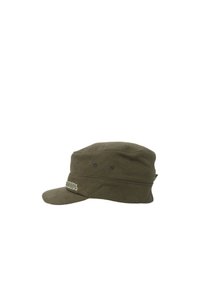 Gorra de tela verde oliva con visera plana y dos ventilaciones frontales. Presenta un logo bordado en la parte delantera y una textura suave.