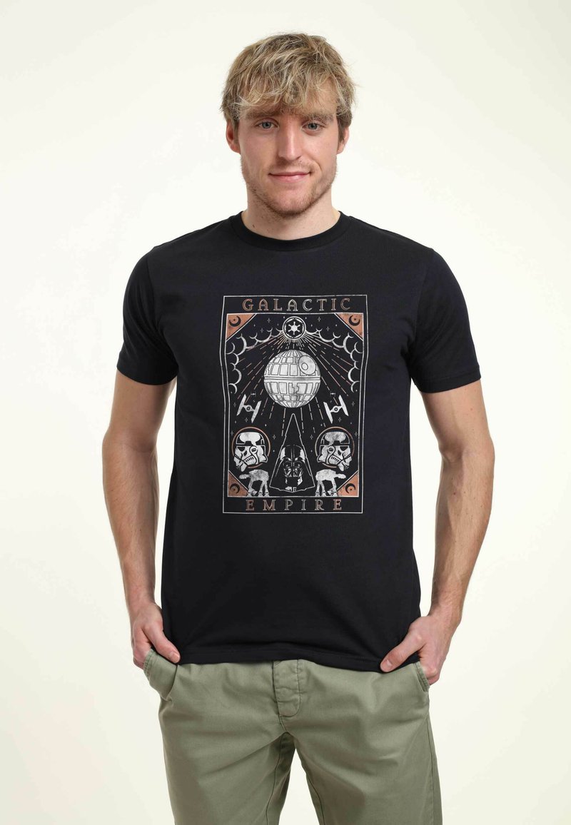 Černé bavlněné tričko s grafickým potiskem Darth Vadera, Stormtrooperů a Hvězdy smrti, s tekstem "GALAKTICKÁ IMPERIA" pod ním.
