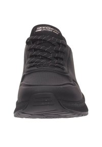 Czarne sneakersy Skechers BOBS z wzorzystymi sznurówkami, perforowanym czubkiem i teksturowaną podeszwą, pokazane z widoku frontowego.