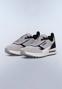 Scarpe sportive grigie in materiali scamosciati e in rete, con accenti neri, intersuola bianca, suola zigrinata e una linguetta sul tallone di colore verde neon.