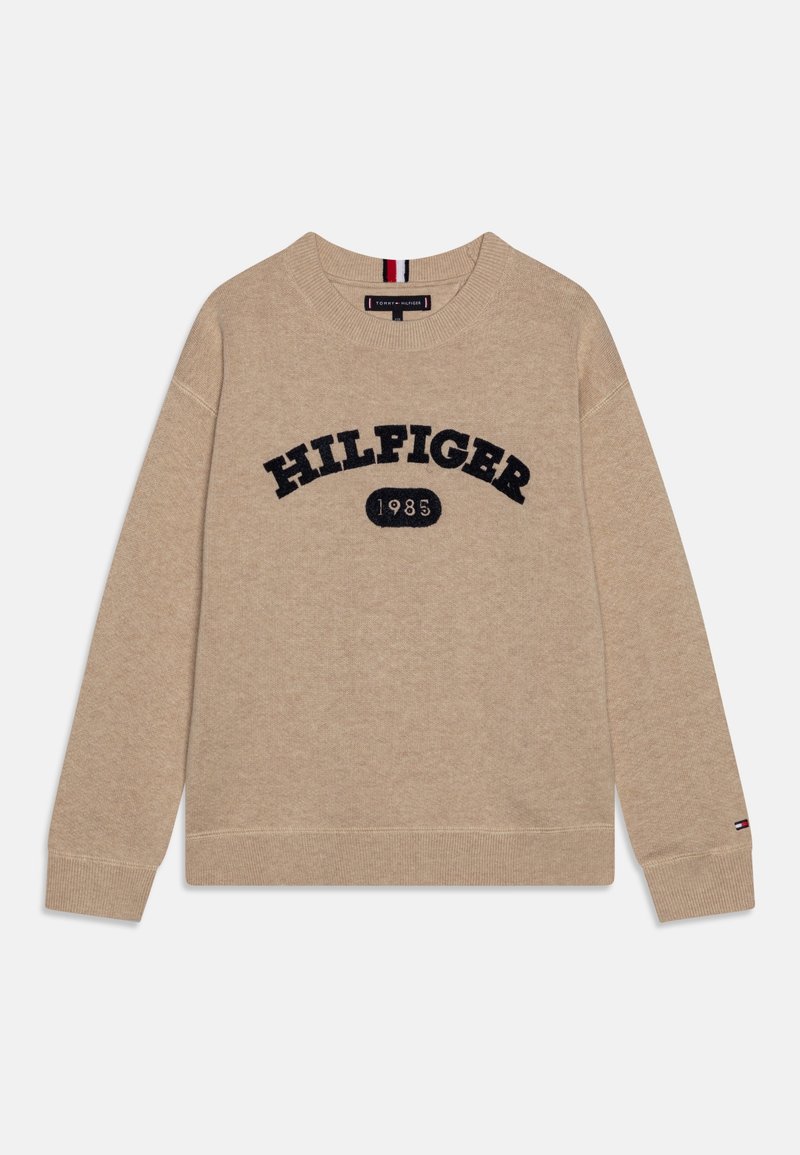 Pull beige avec un col rond, comportant un logo "HILFIGER 1985" bleu foncé. Manches et ourlet côtelés, texture douce.