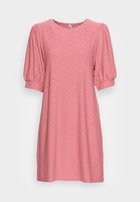 Vaaleanpunainen mekko, jossa on lyhyet puffihihat, valmistettu reikäkankaasta, jossa on lävistetty kuvio. Pyöreä kaula-aukko, polven pituinen ja rento malli.