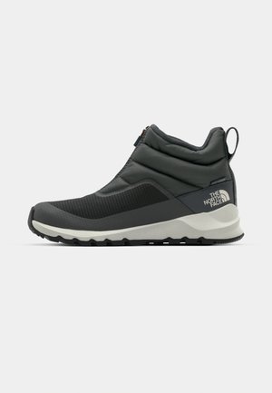 Svarta medellånga vattentäta stövlar med vadderad textilövre, strukturerade sidopaneler, gummisula och bakre dragflik. Har The North Face-logotyp.