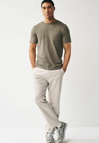Next ESSENTIAL CREW NECK - Základné tričko - neutral brown
