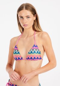 Top bikini colorato con coppe triangolari in un motivo a onde di rosa, blu e verde. Presenta sottili spalline rosa e una chiusura a lacci.
