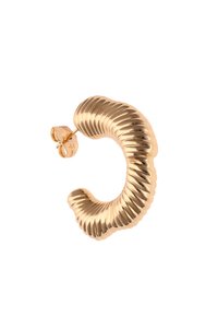 Náušnice ve zlatém odstínu s ribbovaným šroubovaným kroužkem a zadním zavíráním na motýlka, které odrážejí světlo na bílém pozadí.