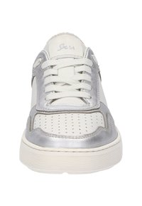 Weiße Leder-Sneaker mit silbernen Akzenten, perforiertem Zehenbereich, runden Schnürsenkeln und einer strukturierten Gummisohle. Einfaches, sauberes Design.