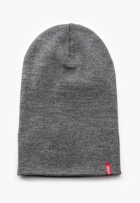 Grijze gebreide muts met een nauwsluitend ontwerp, gemaakt van zachte stof. Heeft een klein rood label aan de zijkant voor branding.