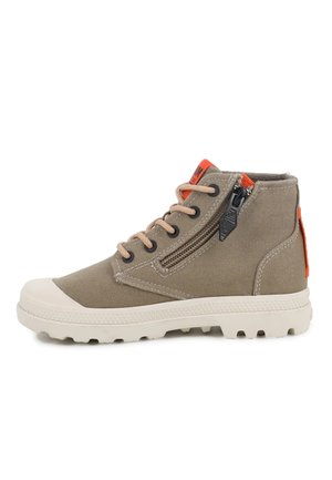 High-Top Sneaker aus khakifarbenem Canvas mit beigen Schnürsenkeln, weißer Gummisohle, seitlichem Reißverschluss und orangen Akzenten an Zunge und Fersenlasche.