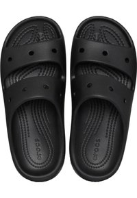 Ciabatte in gomma nera con design aperto, caratterizzate da due ampie cinghie e fori di drenaggio. Suola texturizzata e logo del marchio sul lato.
