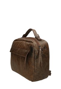 Bruine leren tas met een gestructureerde afwerking, ritssluiting, zijhandvat, voorvak en metalen accenten. Compact rechthoekig formaat.
