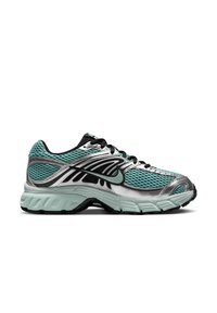 Nike-sneakers hebben een bovenwerk van turquoise mesh met zilveren accenten, een getextureerde zwarte zool en een strak, atletisch ontwerp.