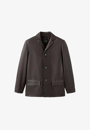 Brązowa kurtka ze skóry o fakturze, z kołnierzem z wycięciami, zapięciem na guziki z przodu oraz dwoma naszywanymi kieszeniami. Charakteryzuje się luźnym krojem i gładką teksturą.