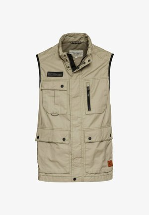 Beige mouwloze vest gemaakt van duurzaam materiaal, met meerdere zakken, een met rits sluitbare zak en een merkembleem op de borst.