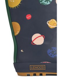 Ciemnoniebieski gumowy but z kolorowymi ilustracjami planet i gwiazd, zielonymi akcentami oraz teksturowaną czarną podeszwą z logo LIEWOOD.