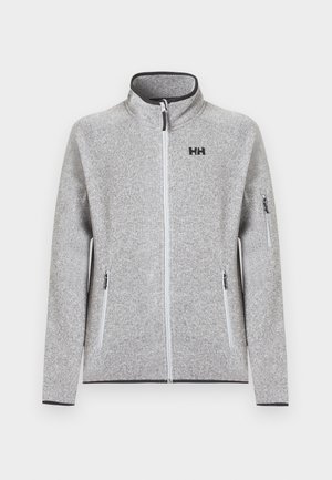 Chaqueta de forro polar gris claro con cremallera completa, cuello alto, dos bolsillos frontales con cremallera, un bolsillo con cremallera en la manga izquierda y logo "HH" en el pecho.