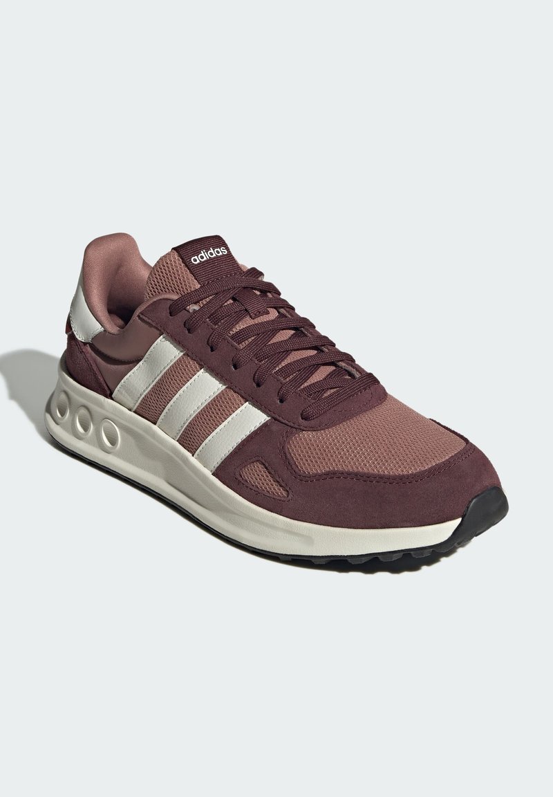 Bordeaux-rot und rosa Sport Schuh aus Mesh- und Wildledermaterialien, mit drei weißen Streifen, strukturierten Akzenten und einer gepolsterten Sohle.