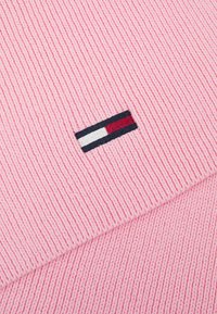 Tommy Jeans ELONGATED FLAG SCARF - Bufanda - ballet pink