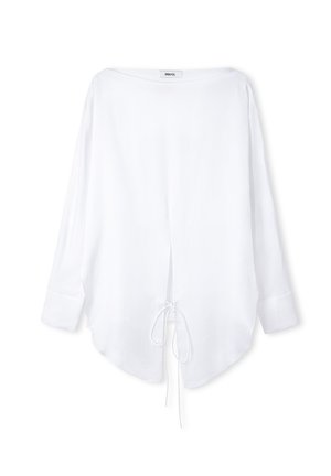 Blouse blanche à manches longues avec un large col, des fentes sur les côtés et un cordon de serrage à l'arrière. Texture lisse et matériau léger.