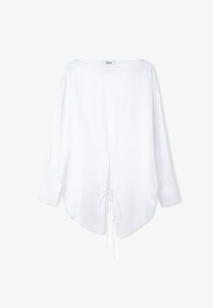 Blouse blanche à manches longues avec un large col, des fentes sur les côtés et un cordon de serrage à l'arrière. Texture lisse et matériau léger.