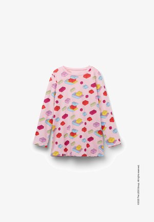 Chemise rose à manches longues avec des motifs colorés de briques LEGO dispersées partout, comprenant des briques rouges, jaunes, bleues, vertes et violettes.
