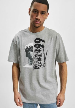 Grijze katoenen t-shirt met een grafische print van een standbeeld en gestileerde tekst. Korte mouwen, relaxte fit, ronde hals en een zachte textuur.