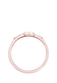 Rose gold ring med en oval opal ædelsten i center, prydet med små gennemsigtige sten langs ringen. Glat finish.