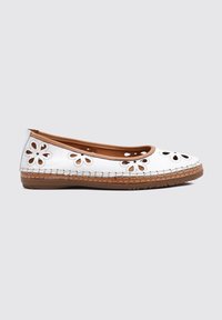 Bailarinas de cuero blanco con diseños de flores troqueladas y costuras marrones, con suela de goma flexible y punta redonda.